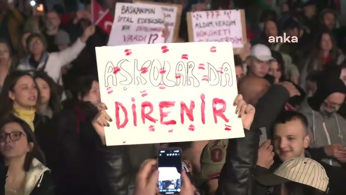 Biraz da gülümseyelim: İşte gösteriler sırasında yaşanan ilginç anlar
