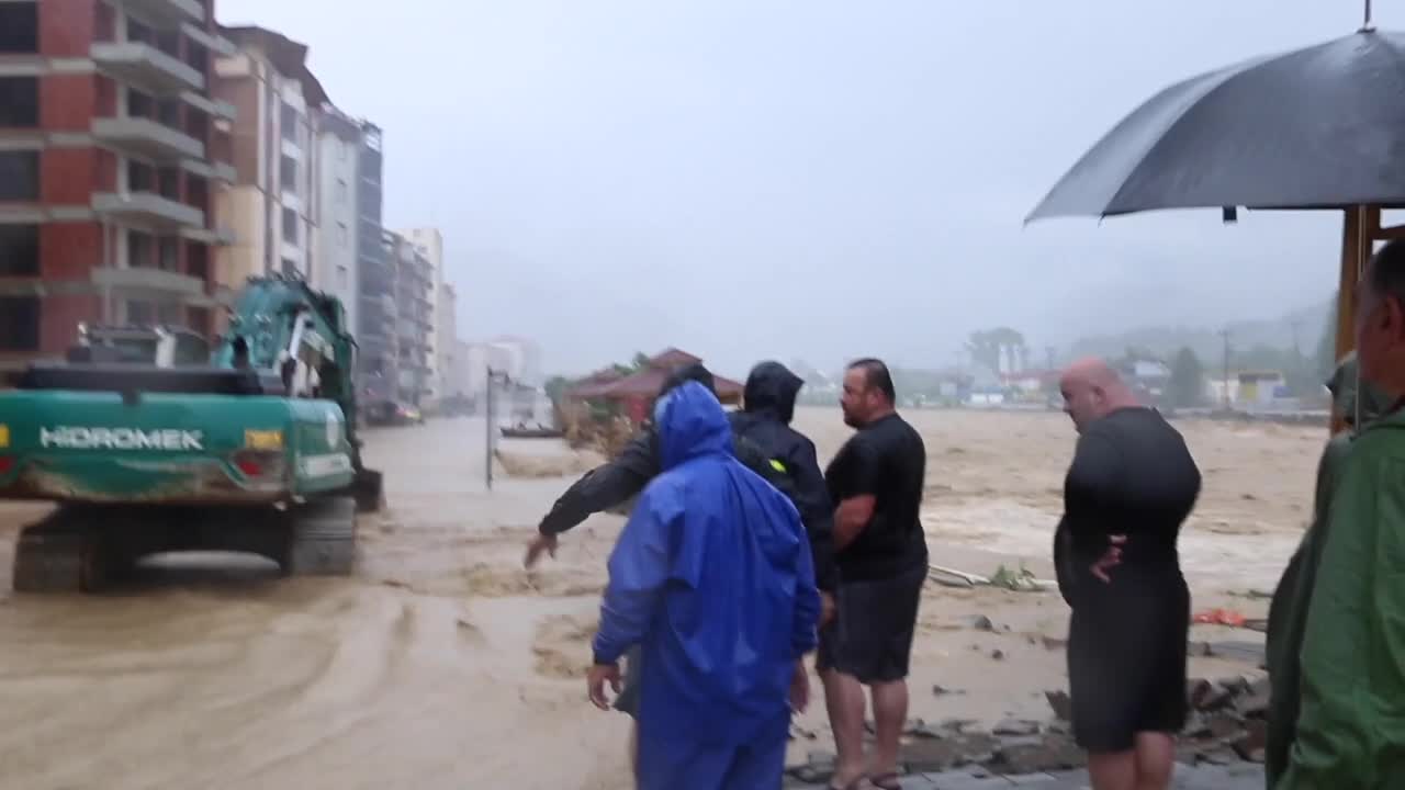 Arhavi'de sel: 5 bin kişilik Boğaziçi Mahallesi sular altında