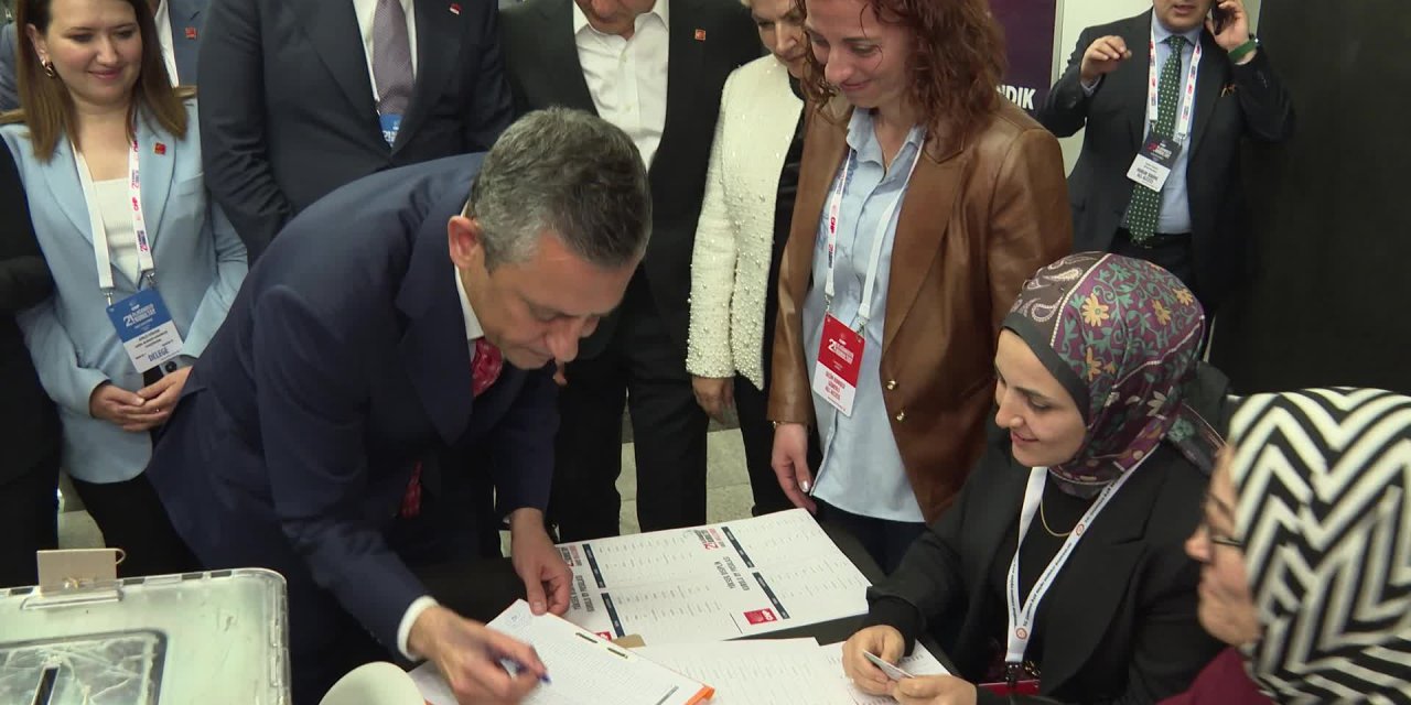 CHP kurultayında Özgür Özel, PM ve YDK üyelikleri için oyunu kullandı