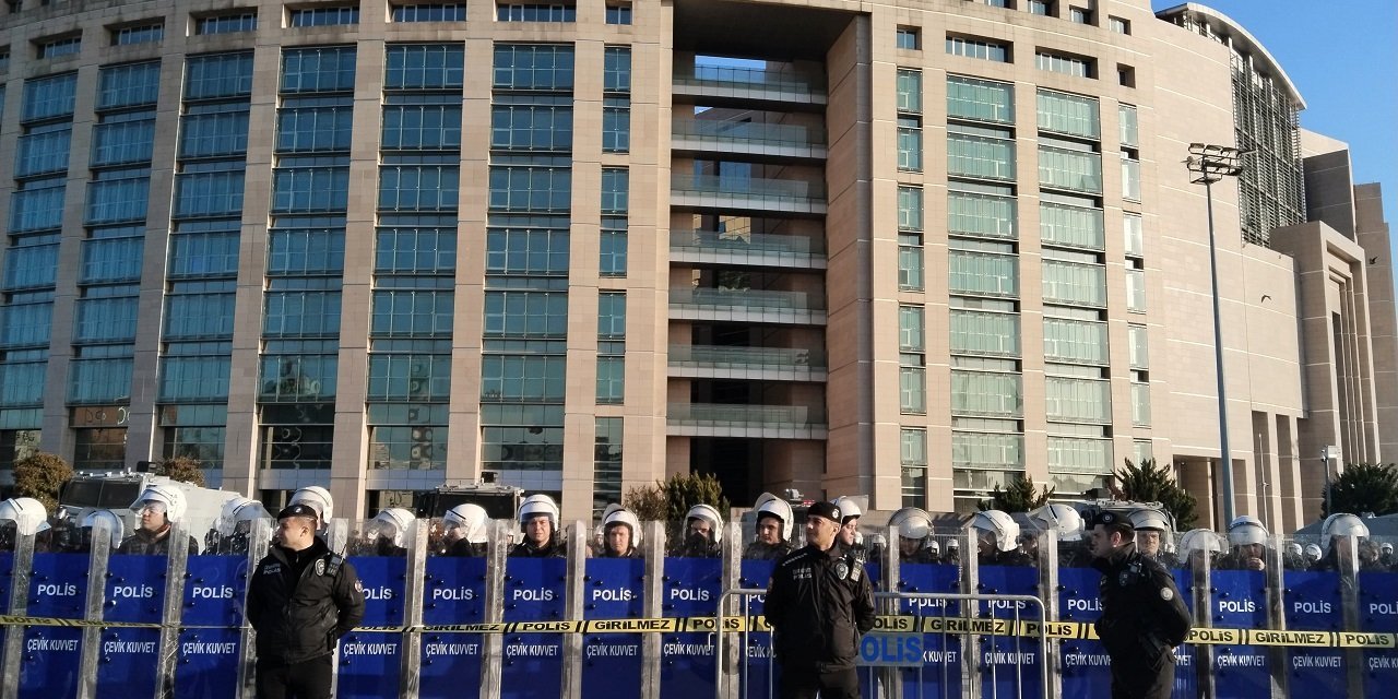 İstanbul'da 'diplomasız Erdoğan' sloganı atan 5 genç gözaltına alındı