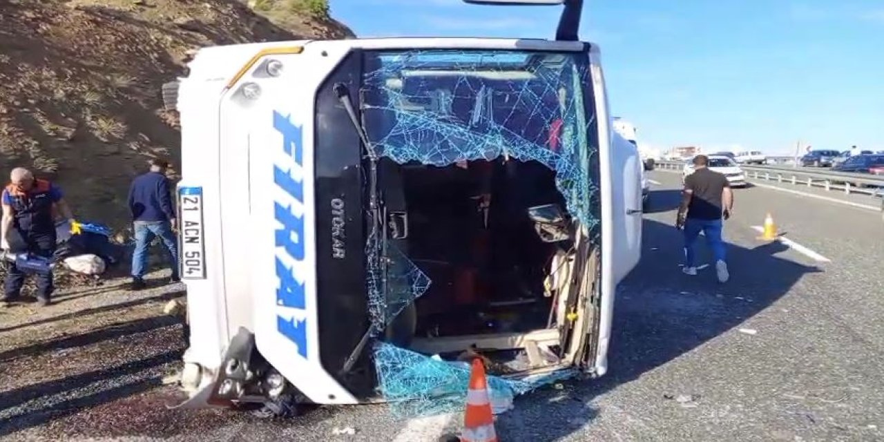 Elazığ'da yolcu midibüsü devrildi: 7’si ağır 25 kişi yaralandı