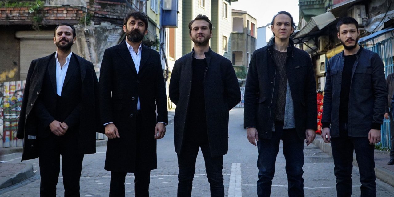 Çukur hayranlarına müjde: El sıkışıldı, dizinin filmi geliyor