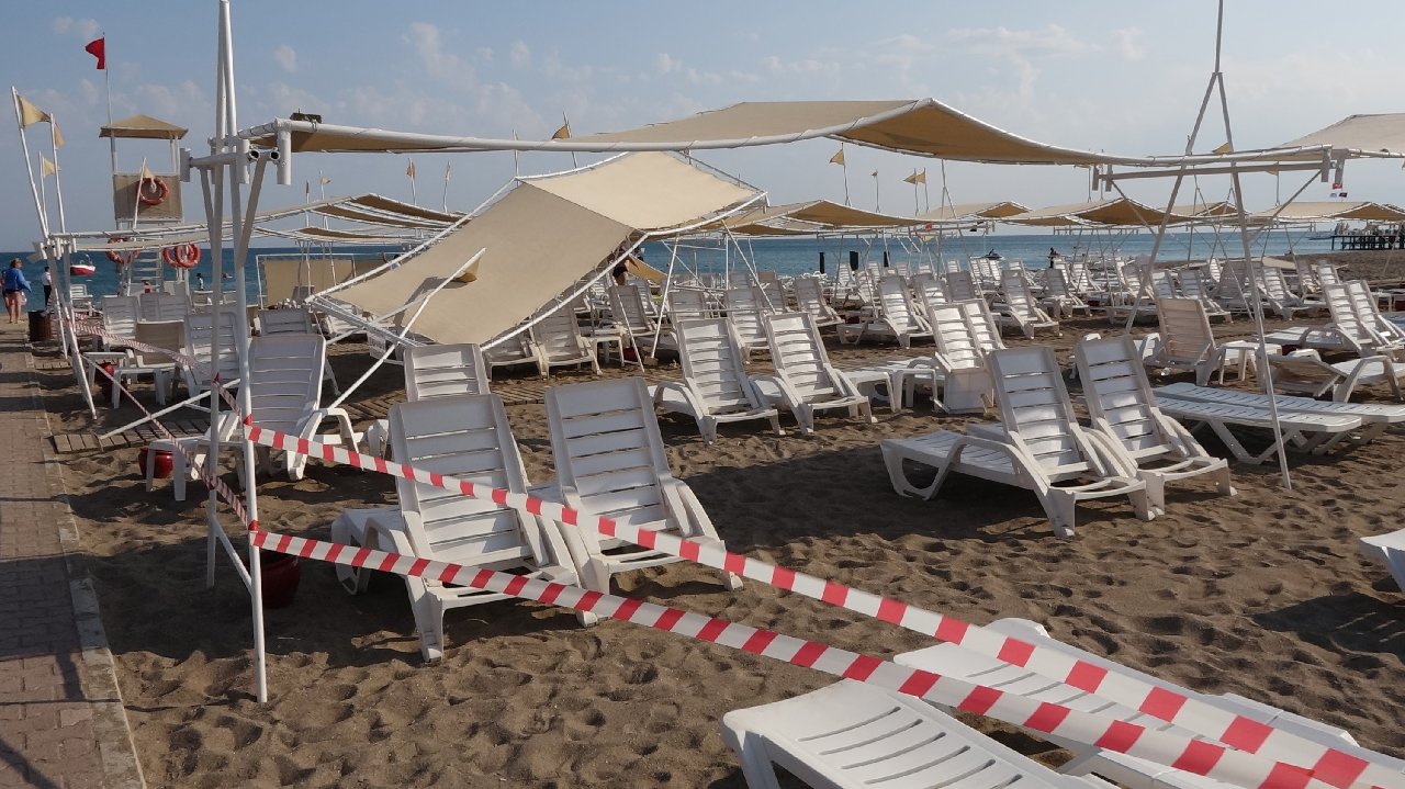 Antalya sahilinde hortum: 6 turist yaralandı