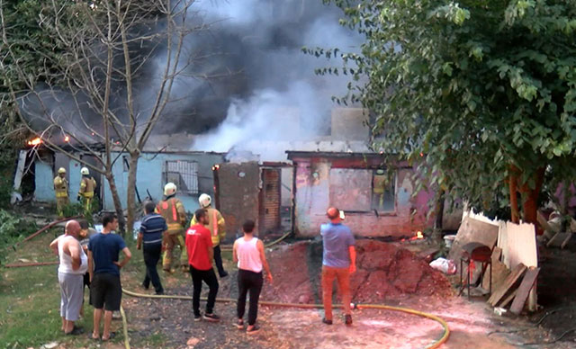 Sarıyer'de iki ev yandı