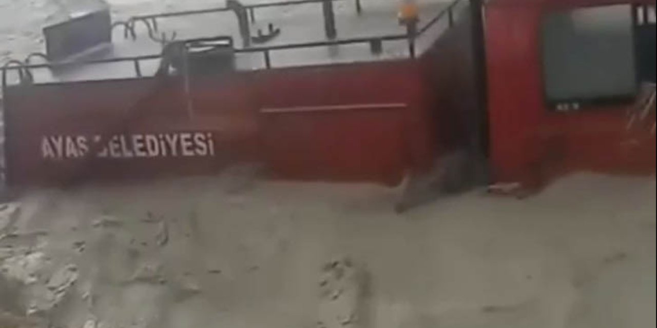 İtfaiye aracı sele kapıldı, belediye personeli araçtan atlayarak kurtuldu