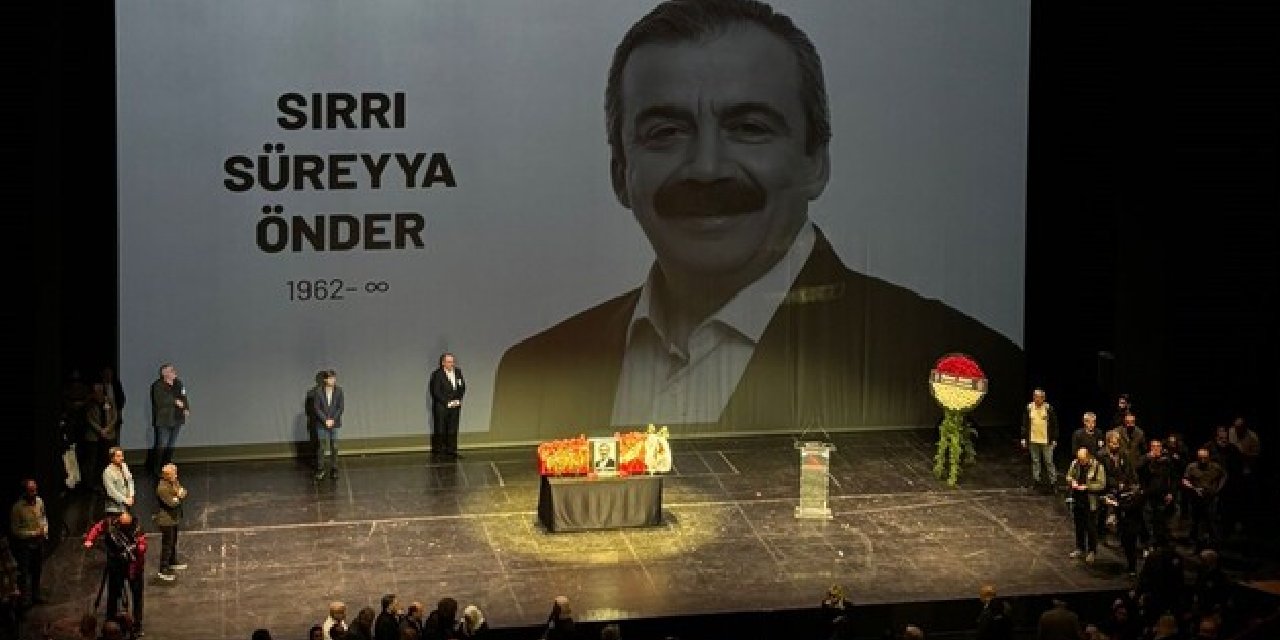 Sırrı Süreyya Önder, AKM'deki törenle son yolculuğuna uğurlandı: 'Beni duyduğunu biliyorum baba'