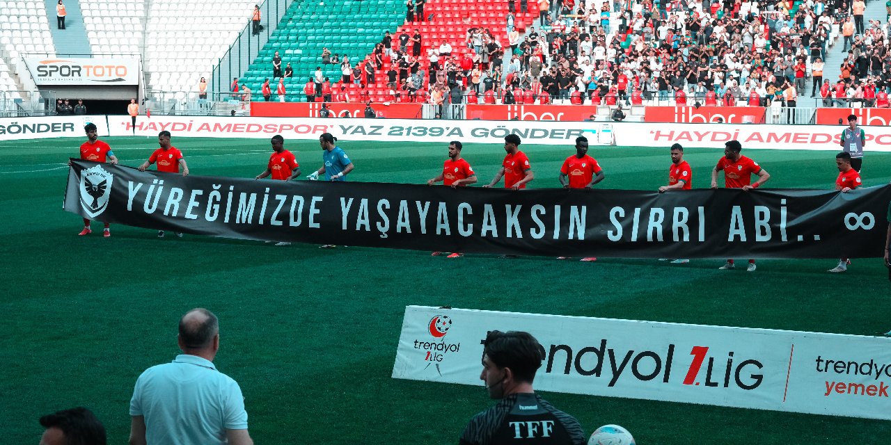 Amedspor sahaya 'Yüreğimizde yaşayacaksın Sırrı Abi' pankartıyla çıktı
