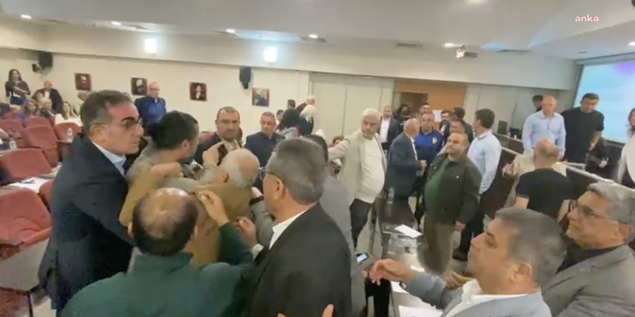 İzmir'de AKP'li meclis üyesi kürsüye yürüdü: 'Ağzını yüzünü dağıtırım'