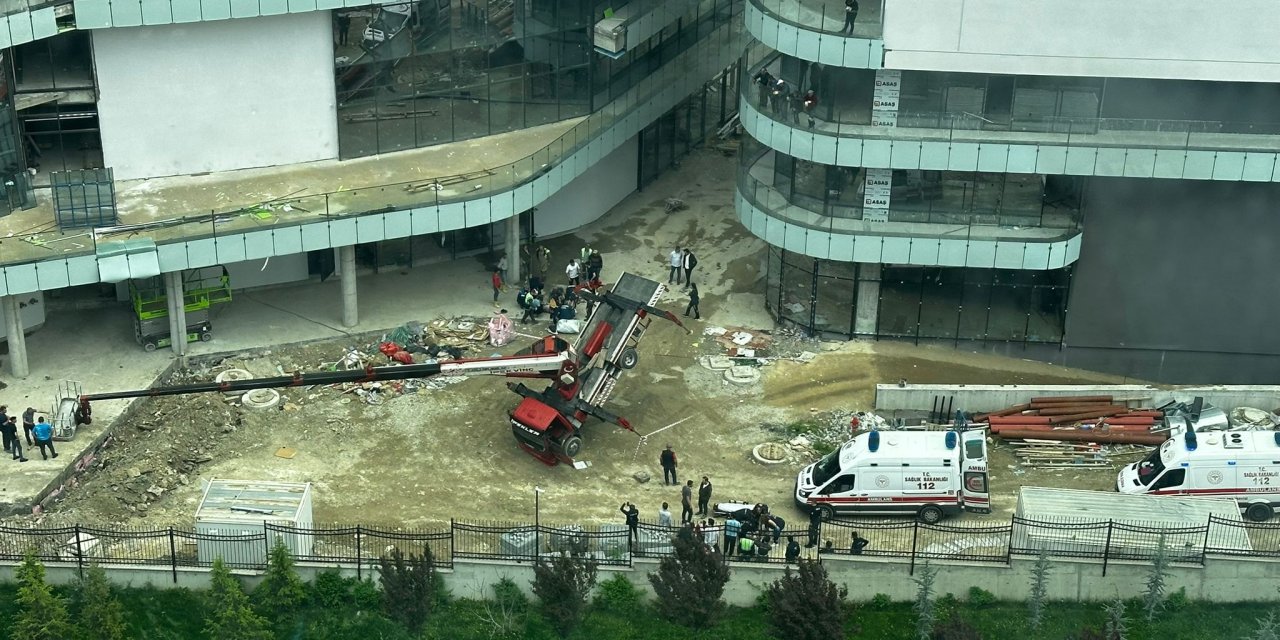 Mühürlü inşaatta vinç devrildi: 3 kişi yaralandı