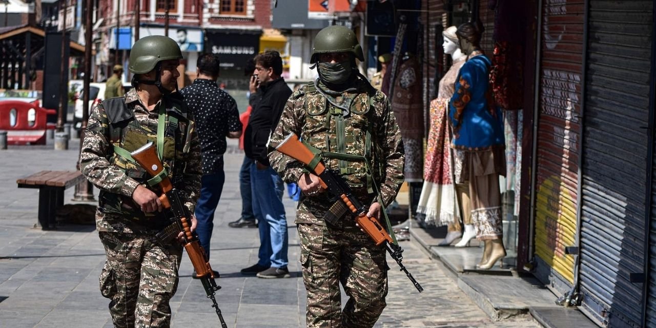 Keşmir gerilimi: Hindistan ve Pakistan'dan karşılıklı saldırılar