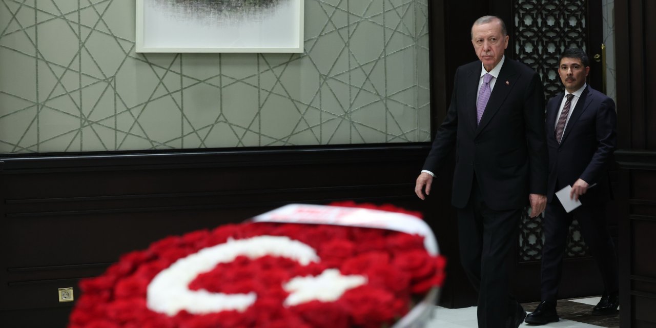 Devlet Bahçeli'den Kabine toplantısına ay yıldızlı çiçek