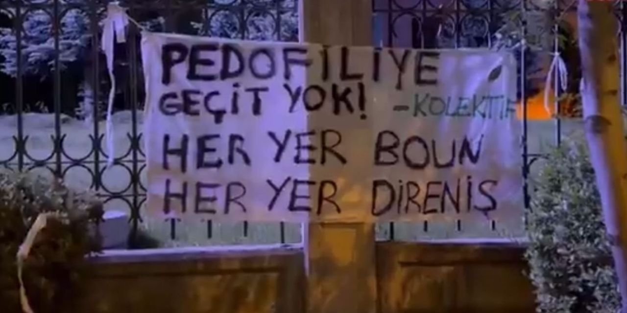 Diyanet İşleri Başkanlığı'na 'Pedofiliye geçit yok, her yer BOÜN' pankartı