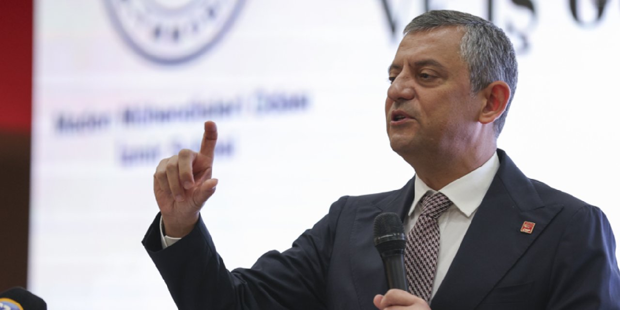 Özel'den Cüneyt Özdemir'e eleştiri: 'Bir tanesi gitmiş Amerika'dan atıyor tutuyor'