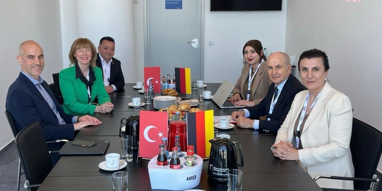 Alman Belediyeler Birliği Genel Kurulu'nda İmamoğlu ayakta alkışlandı