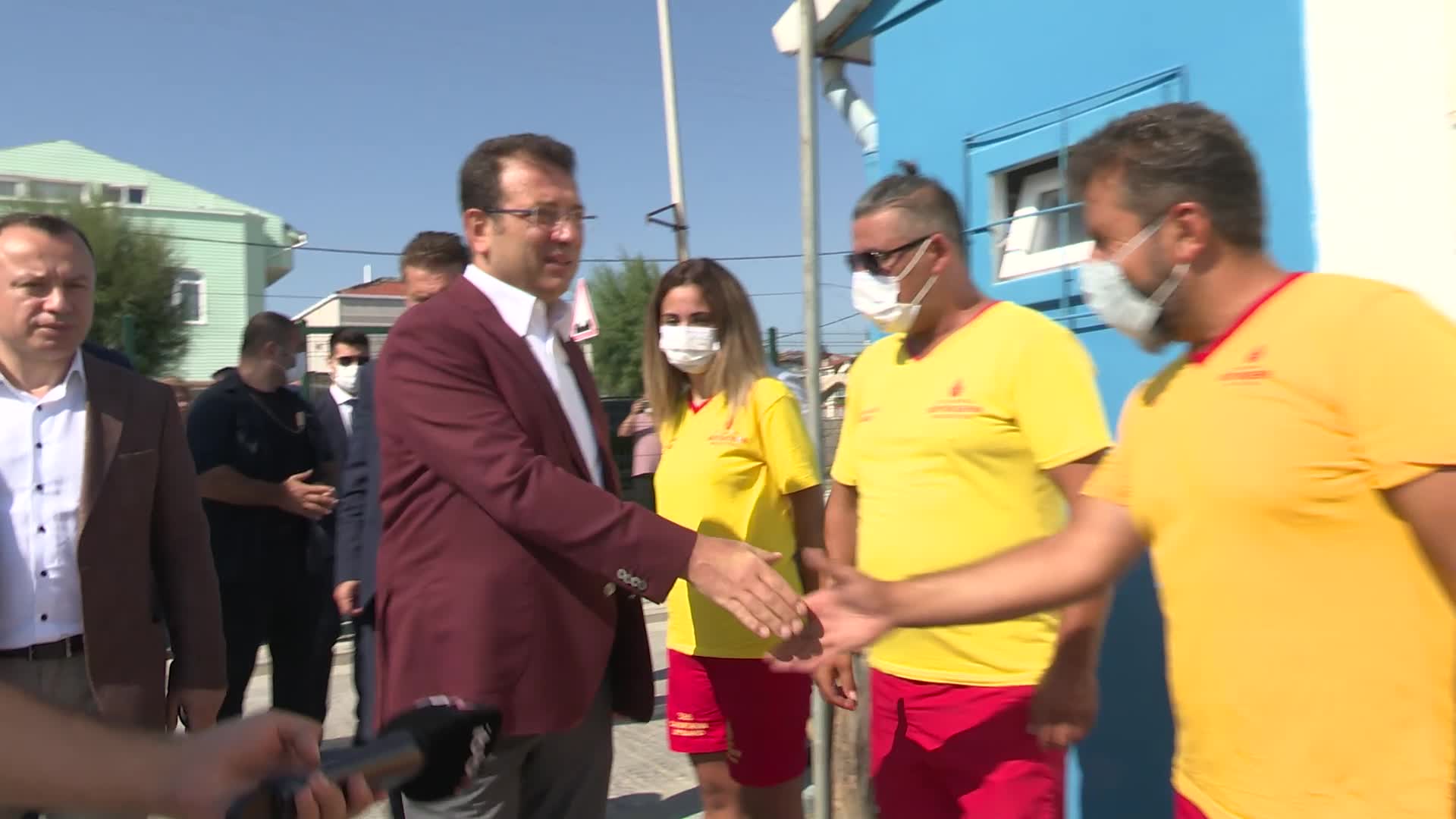 İmamoğlu, bıçaklı saldırıya uğrayan cankurtaranları ziyaret etti