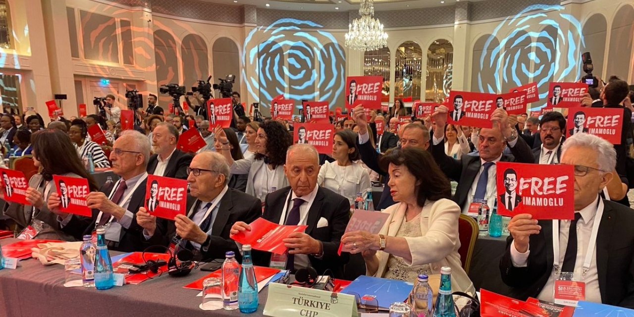İmamoğlu'ndan Sosyalist Enternasyonal'e mektup; salonda İmamoğlu pankartları