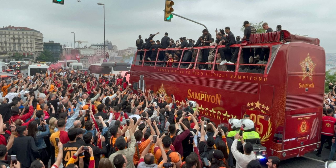 Galatasaray takım otobüsü Yenikapı'ya hareket etti