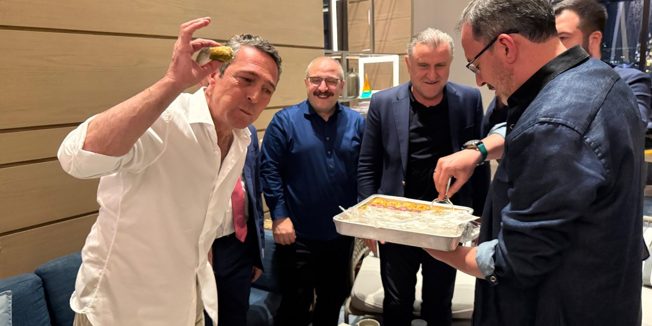 AKP'li Mustafa Varank, Ali Koç'a eliyle 'okunmuş baklava' yedirdi