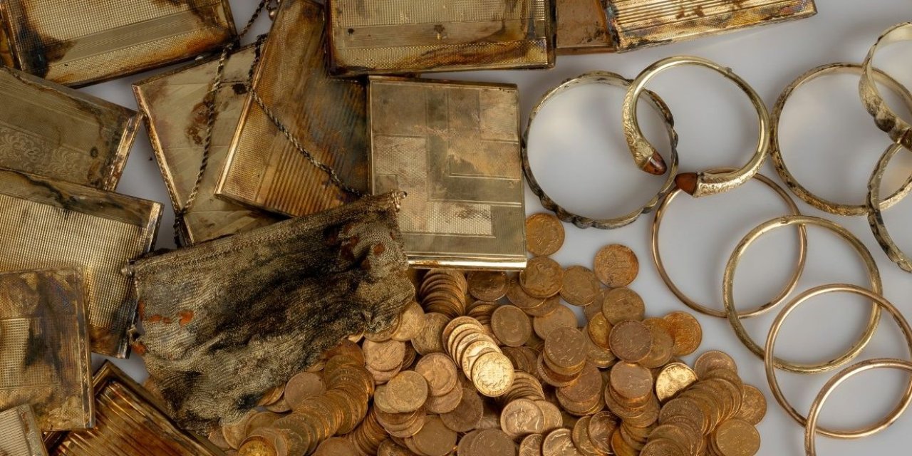 Çekya'da doğa yürüyüşü yapan iki kişi, kutuda altın ve para buldu