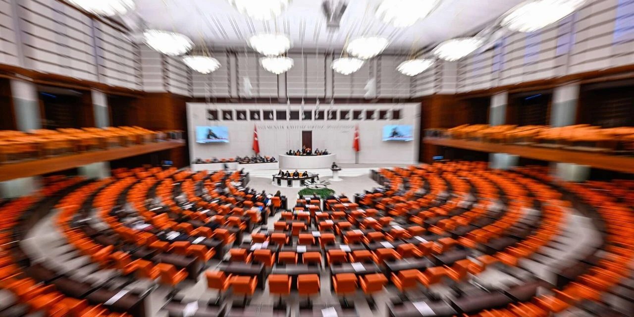 Zam bekleyen emekliler için Meclis tehlikesi