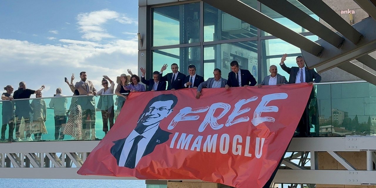 Antalya’da CHP milletvekilleri, 'Free İmamoğlu' yazılı pankart astı
