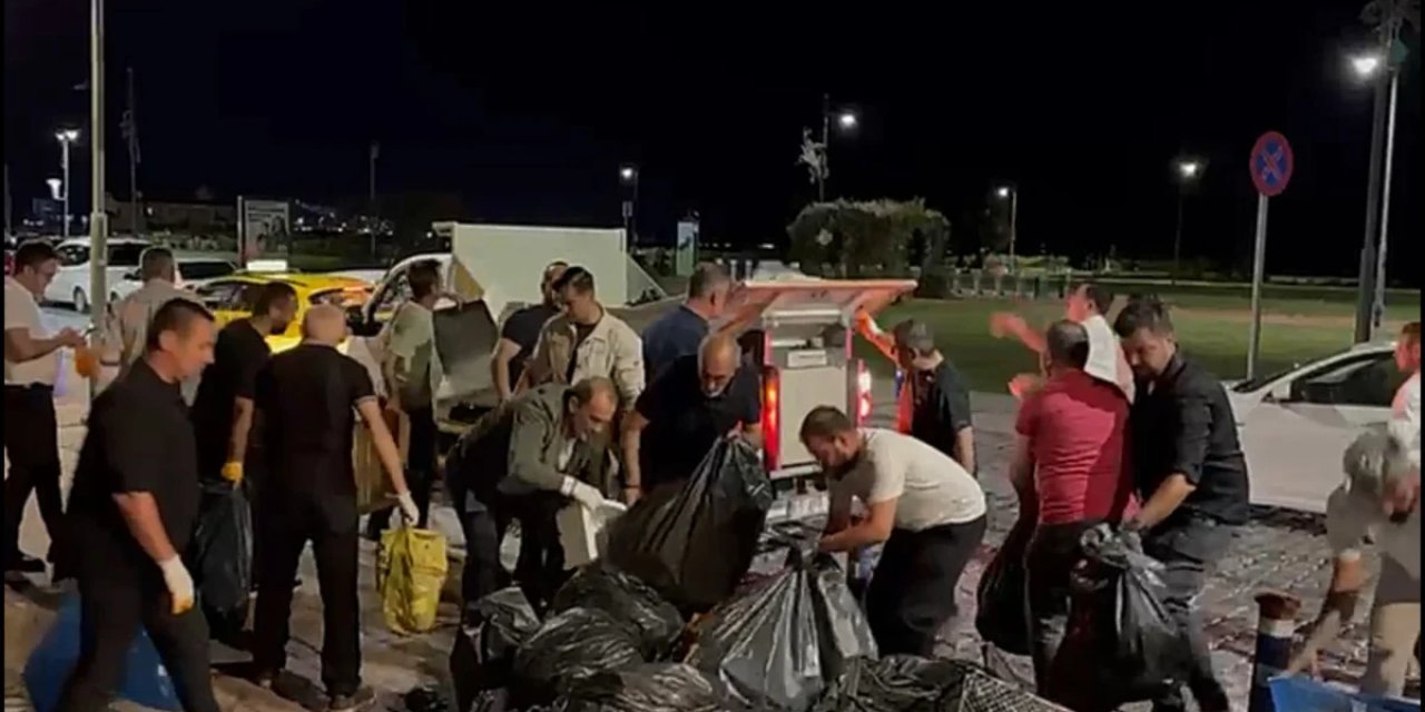 İşçilerin grev yaptığı İzmir'de Belediye Başkanı Tugay, çöpleri topladı