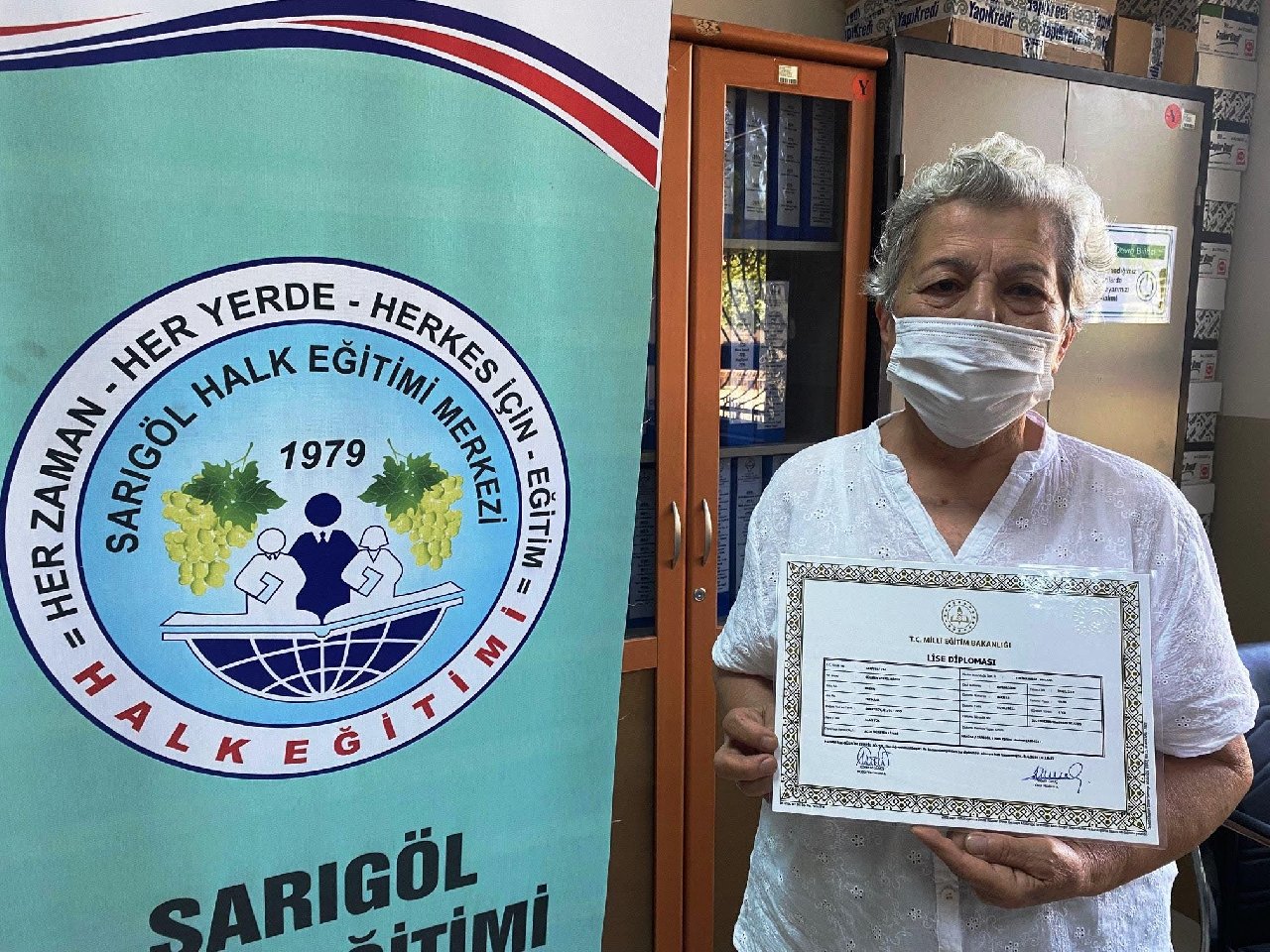 71 yaşında liseden mezun oldu