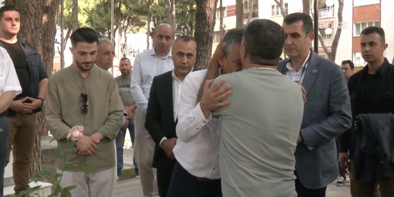 Cenazesinde protesto edilmişti: Şehit Budak’ın babası Özgür Özel’i alnından öptü