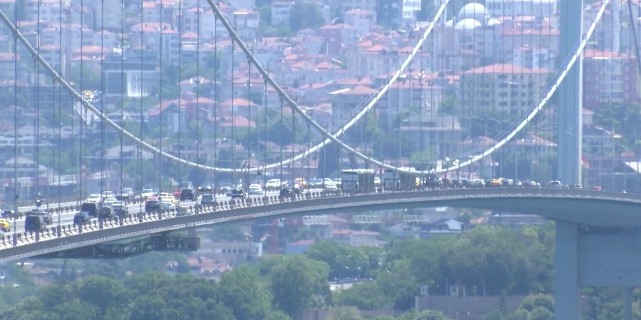 Boğaziçi Köprüsü'nde silahlı intihar paniği