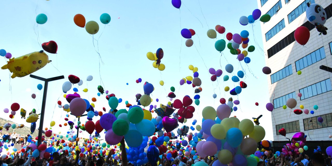 Hastanede yatan kanser hastası çocuklara balonlu bayram sürprizi