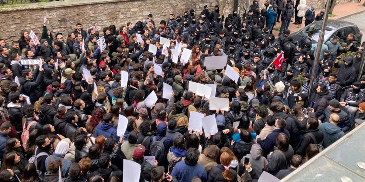 CHP, 19 Mart protestolarında tutuklanan öğrencileri ziyaret etti