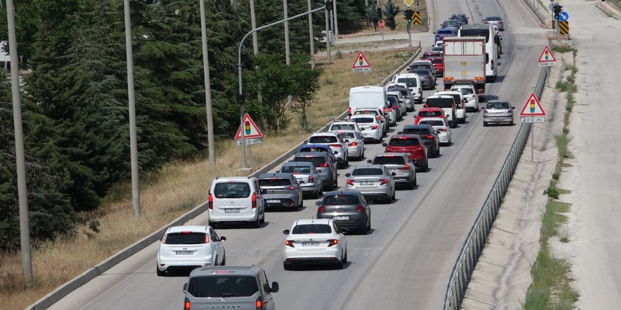 Bayram tatili dönüşü... Burdur’dan 8 saatte 30 binden fazla araç geçti