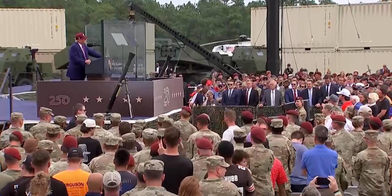 ABD Başkanı Trump'a kürsü önlemi: Kurşun geçirmez camın arkasından konuştu