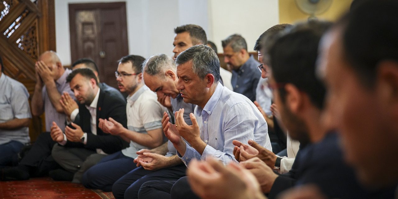 Özgür Özel, Ferdi Zeyrek için düzenlenen mevlit programına katıldı