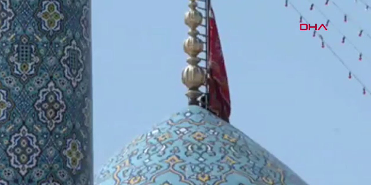 İran'da Cemkeran Camii'ne 'intikam' bayrağı asıldı