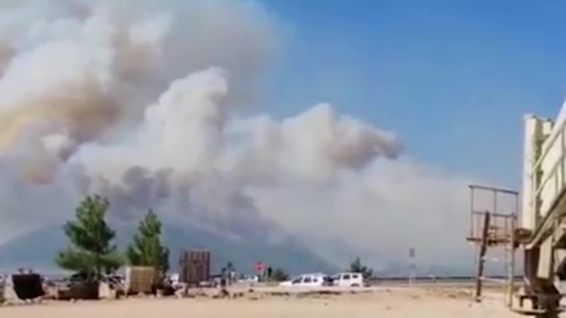 Orman yangınları nedeniyle Mersin-Antalya yolu kapandı