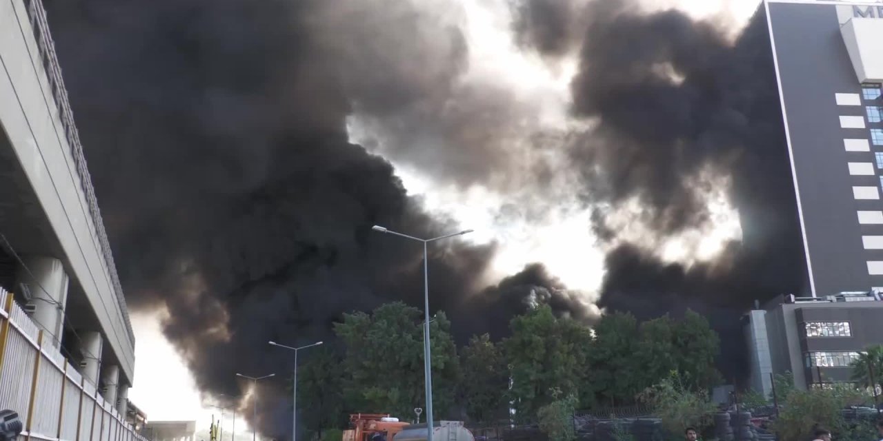 İzmir Konak'taki yangın kontrol altına alındı: Hastane tahliye edildi