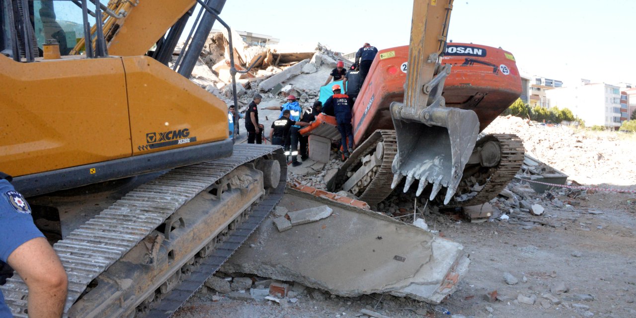 Yıktığı binanın altında kalan iş makinesi operatörü yaşamını yitirdi