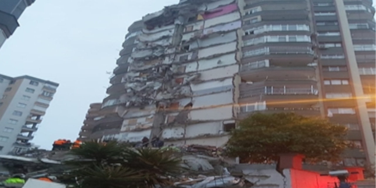 Depremde yıkılan Ekim Apartmanı davası: Müteahhitlere 17 yıl 6'şar ay hapis