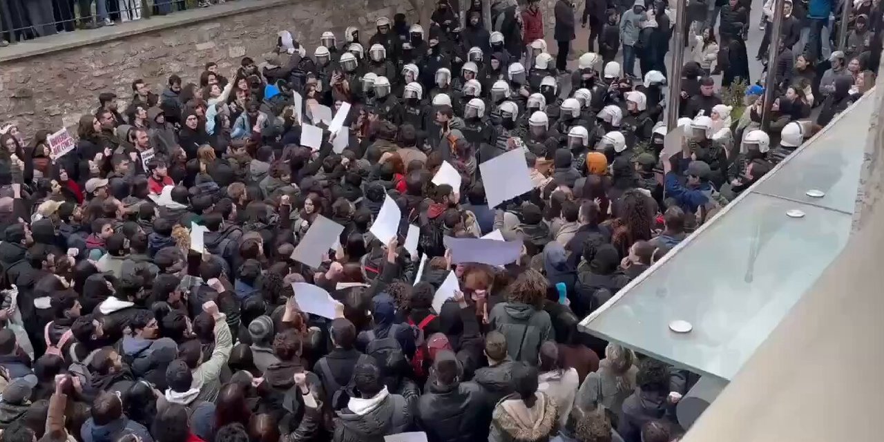 19 Mart eylemlerinde Beyazıt'ta polis barikatını aşanlar beraat etti
