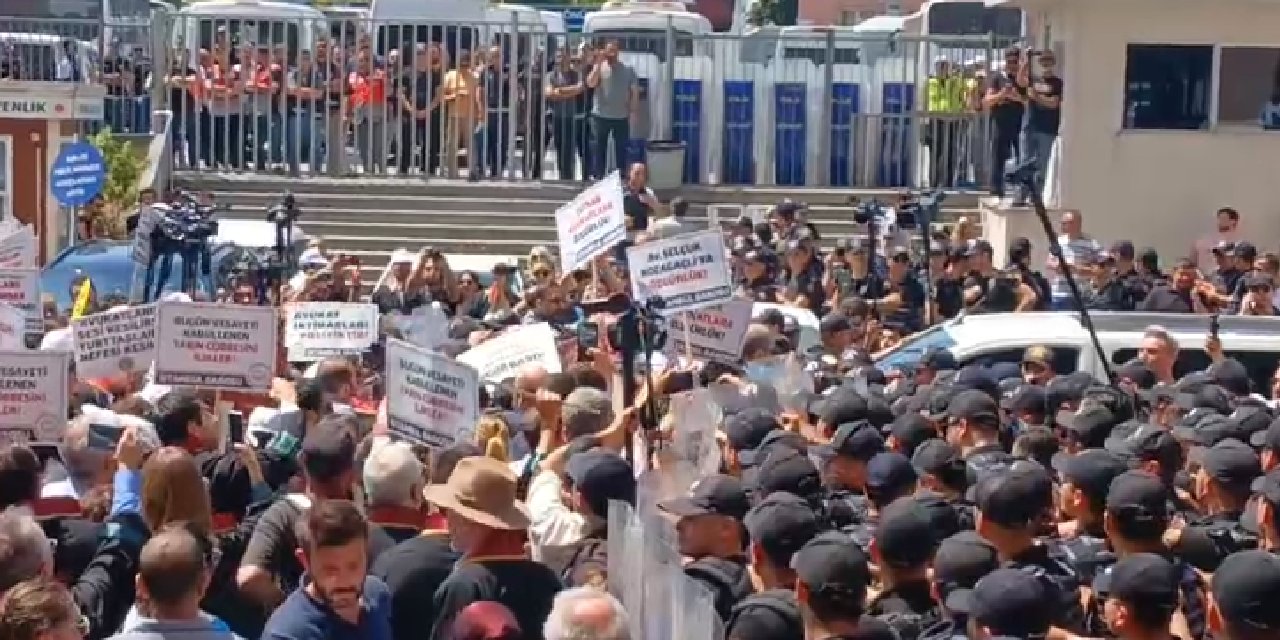 Avukatların baroya yürümesine polis engeli