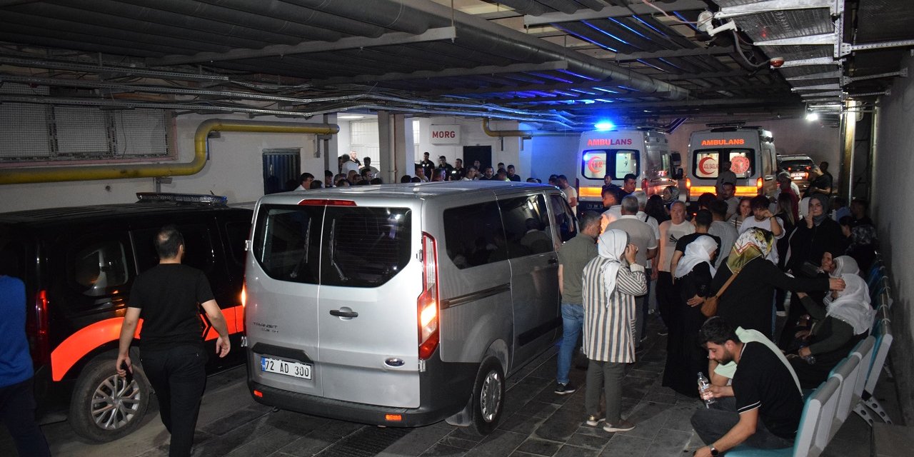 Batman'da bilirkişi ekibinin otomobili şarampole devrildi: 5 kişi öldü