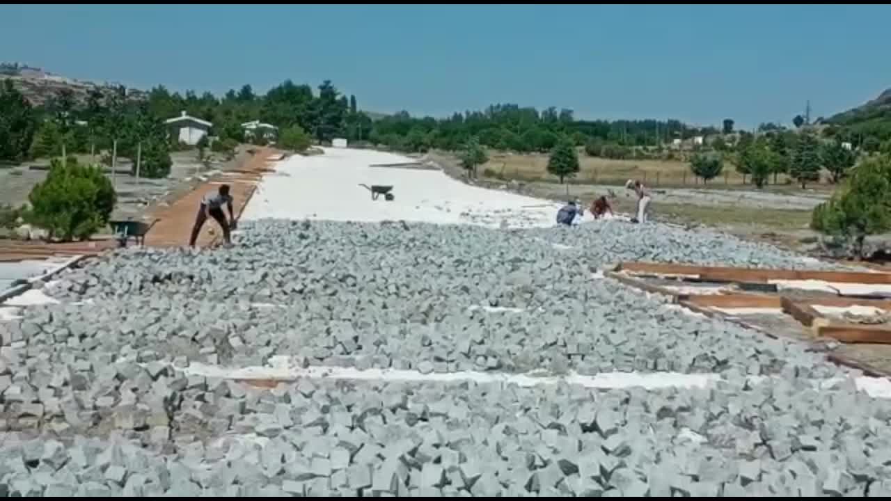 Salda'da ihale tamamlanmadan taş döşenmesine başlandı