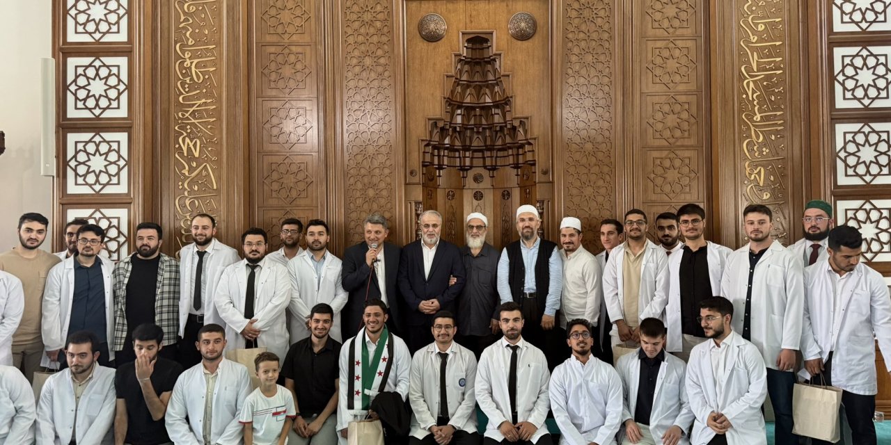 Tıp fakültesi öğrencilerine camide 'mezuniyet': Tartışmalı iki ilahiyatçı törene katıldı