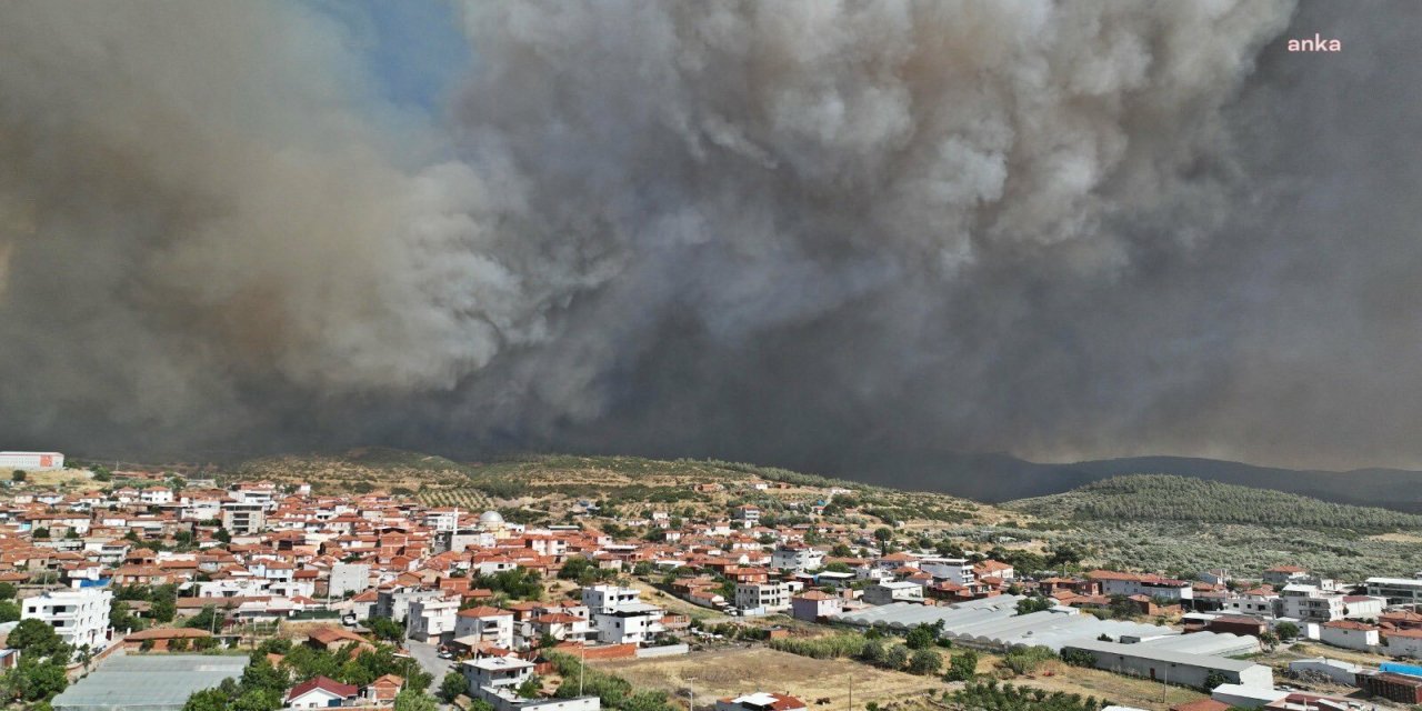 Akhisar'da orman yangını: 7 mahalle tahliye edildi