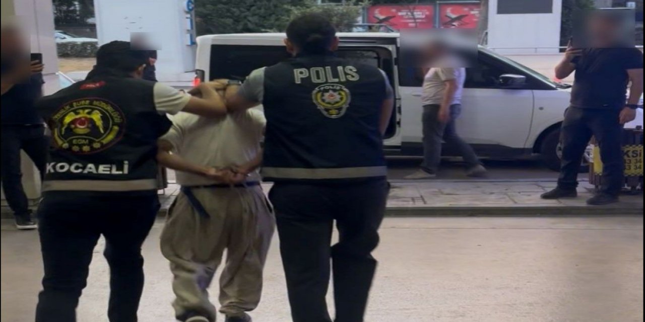 Okul bahçesinde kılıçla çocukların topunu kesip, Atatürk'e hakaret eden kişi tutuklandı