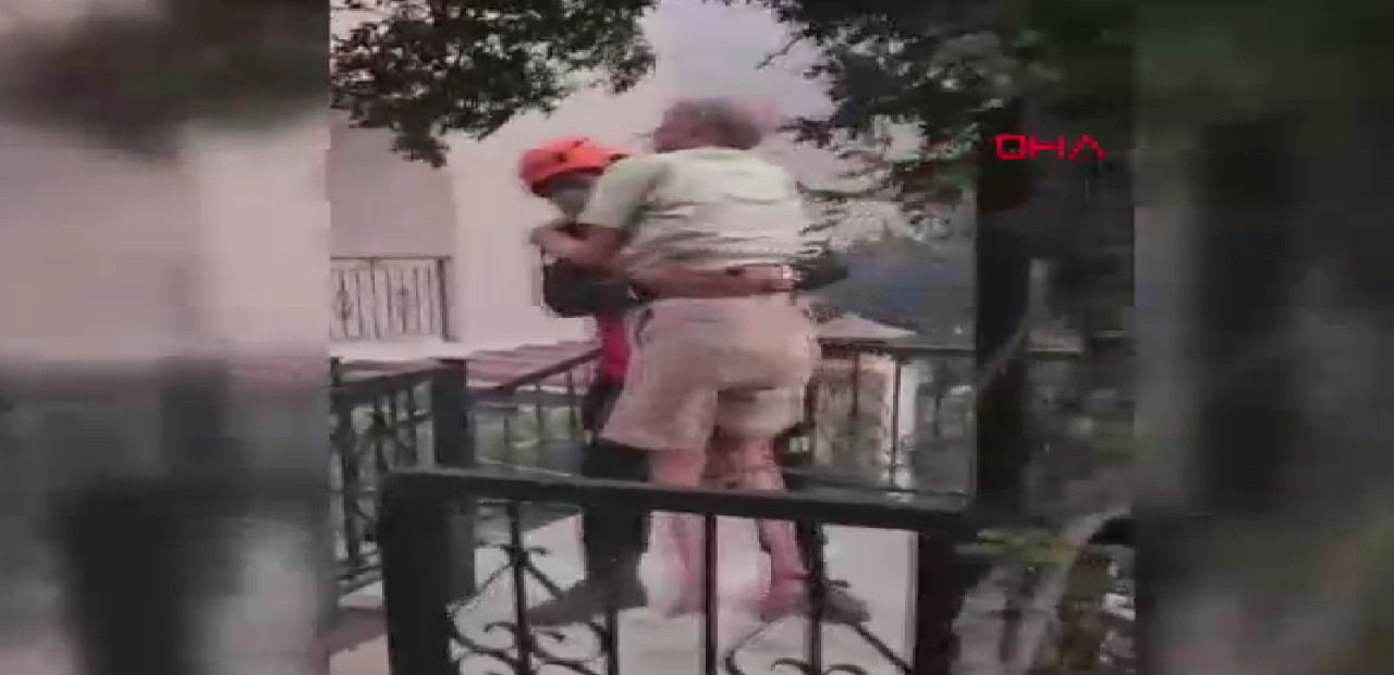 İzmir'deki yangında mahsur kalan yaşlı adam ekipler tarafından kurtarıldı