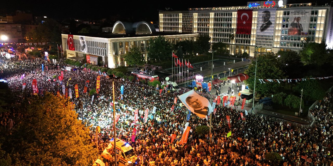 CHP'nin Saraçhane mitingi | Özel, Erdoğan'a seslendi: 'Bir vesikalık resme yenileceksin. Sen gideceksin'