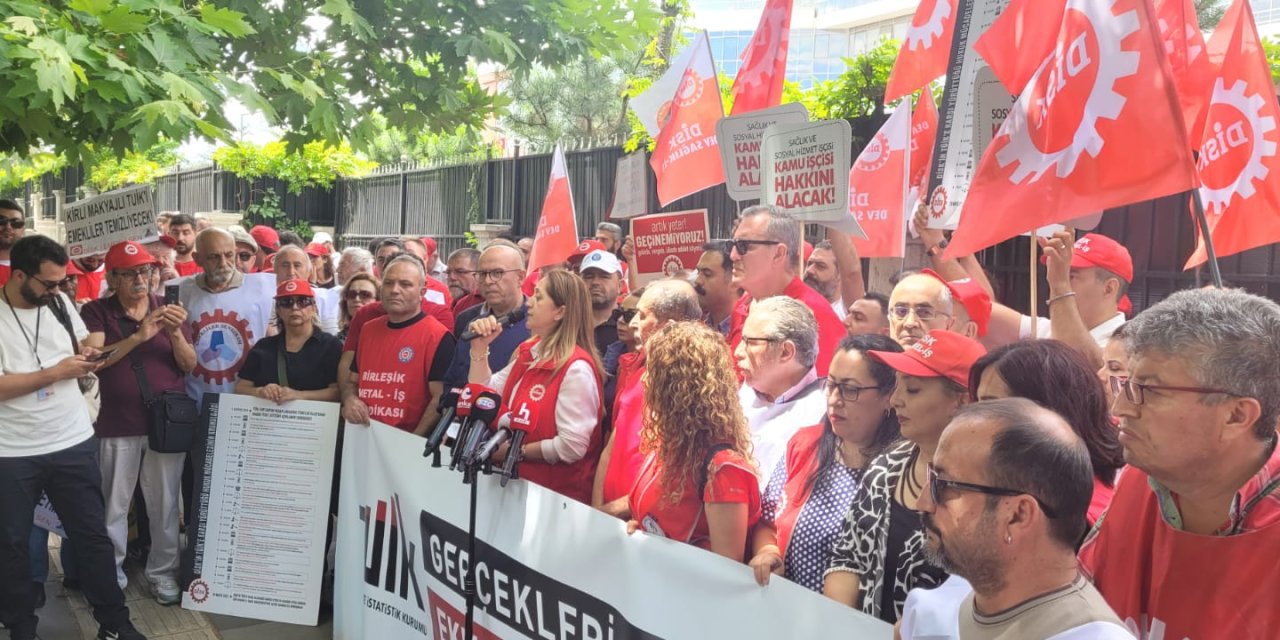 DİSK, TÜİK önünde:  Gerçek enflasyonun ne olduğunu yaşayarak görüyoruz