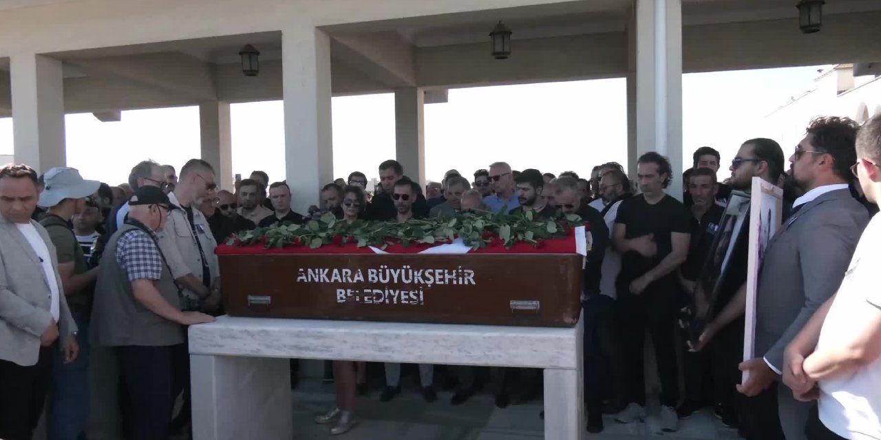 Nihat Genç'in cenazesinde Sedat Peker, Zafer Partisi ve TKP çelenkleri yan yana